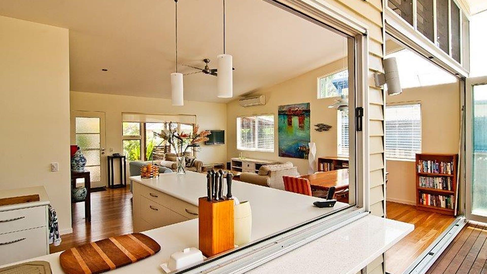 Contemporary chic-Ultra modern beach house, 2 mins stroll to beach, pet friendly