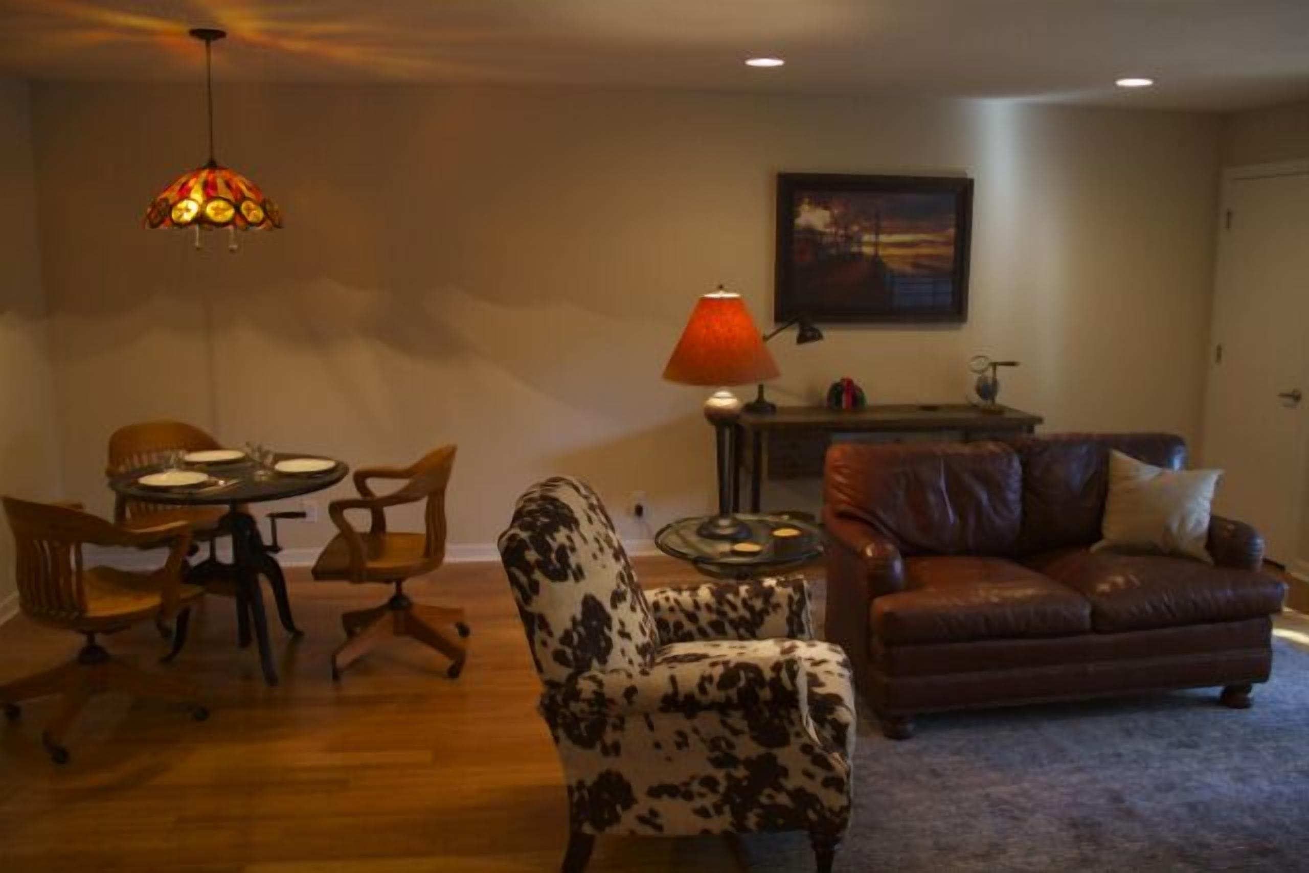 South Lamar/Menchaca - 78704!  Cozy, bright interior. Pool. 