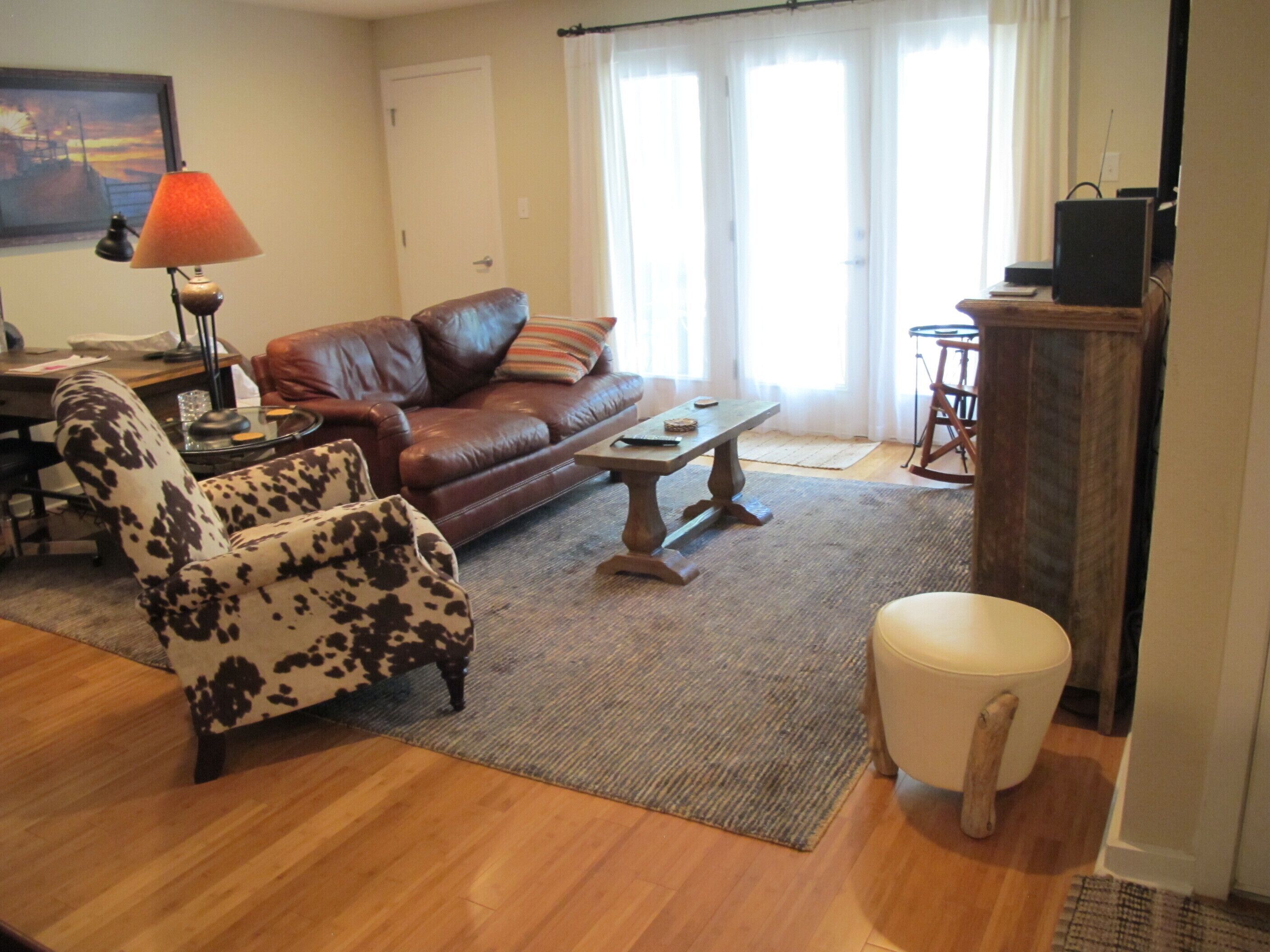 South Lamar/Menchaca - 78704!  Cozy, bright interior. Pool. 