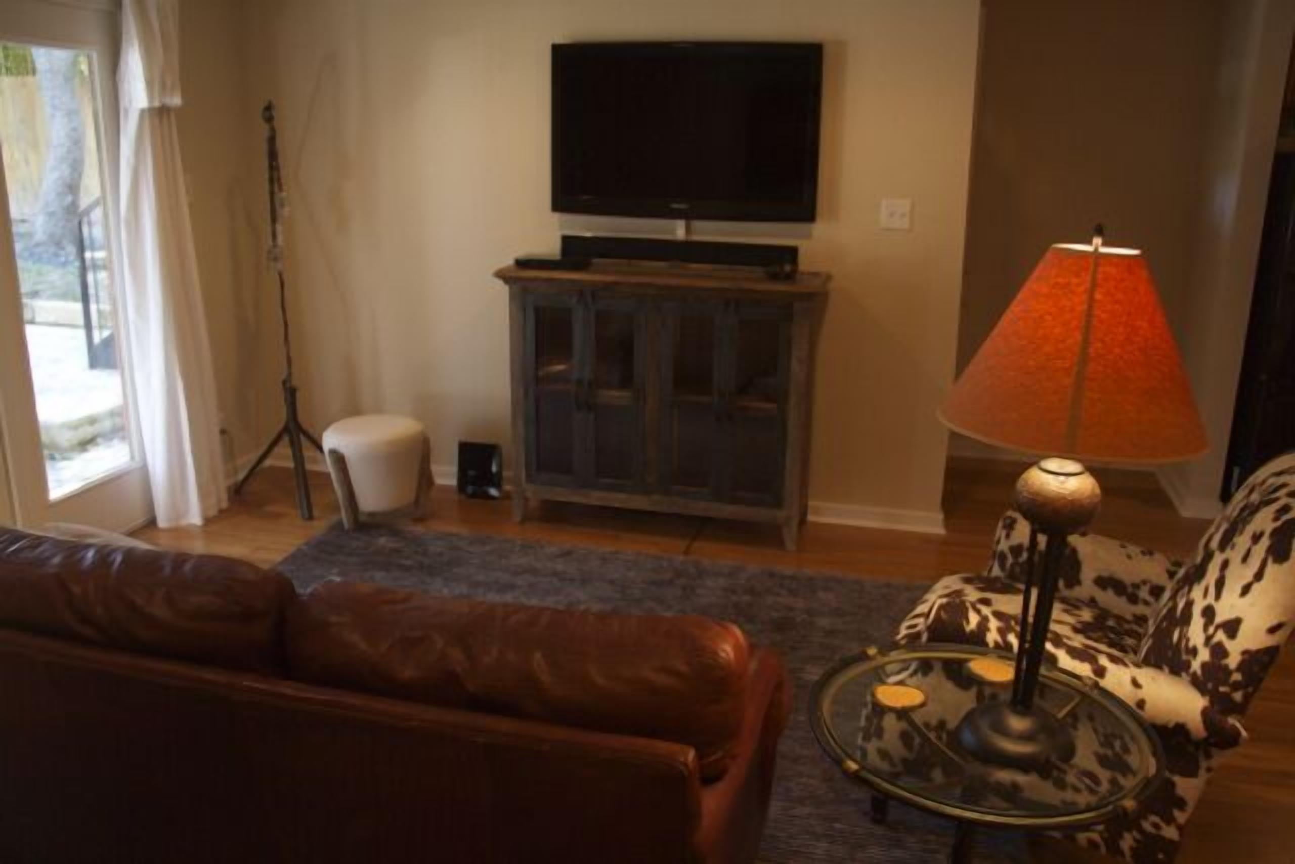 South Lamar/Menchaca - 78704!  Cozy, bright interior. Pool. 