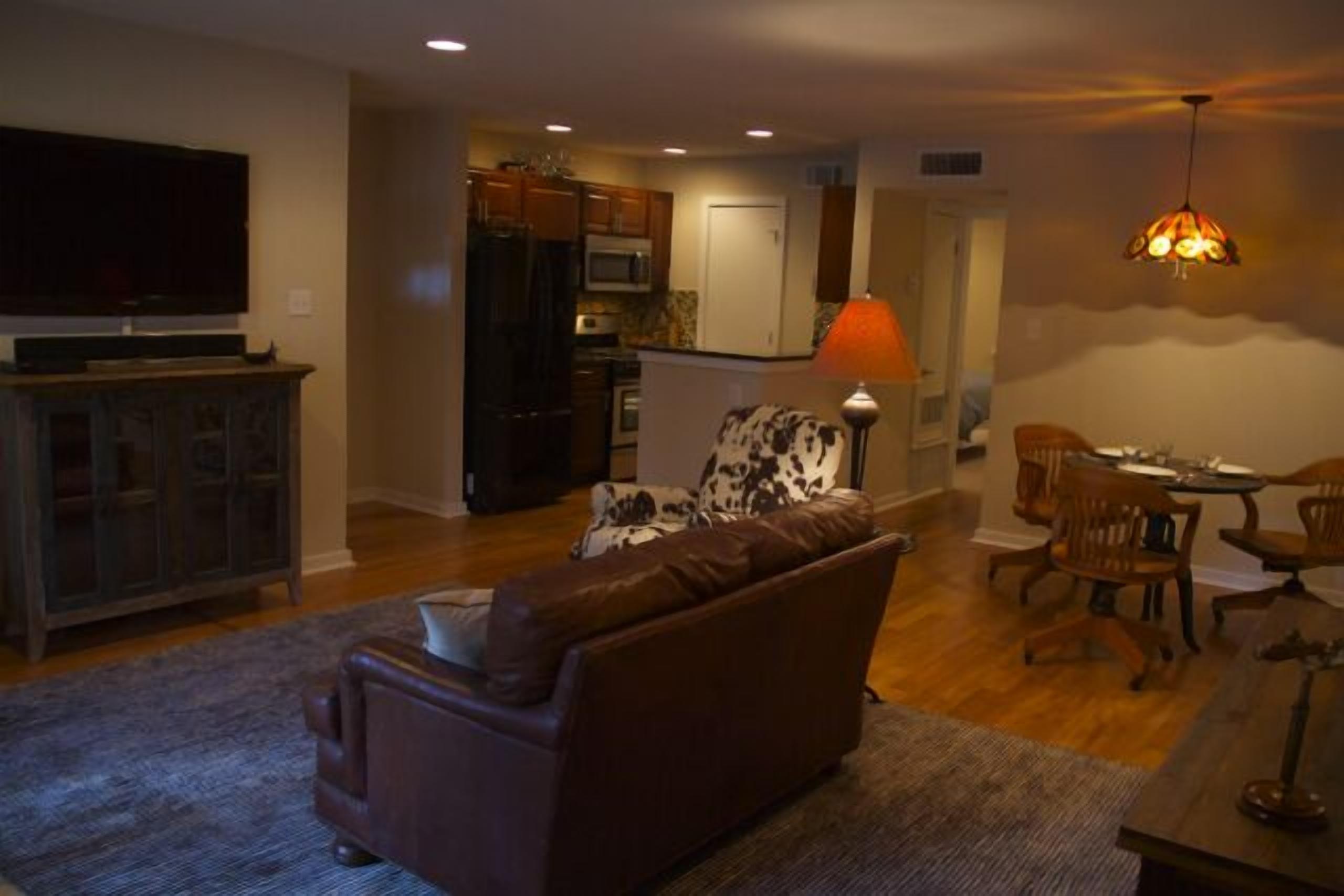 South Lamar/Menchaca - 78704!  Cozy, bright interior. Pool. 