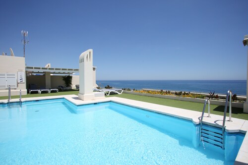 Frontline Estepona Penthouse Duplex avec terrasse sur toit et bain à remous