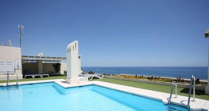 Frontline Estepona Penthouse Duplex avec terrasse sur toit et bain Ă remous