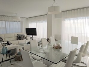 Een smart-tv, een open haard, Netflix en boeken