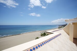 Sur la plage, chaise longue, serviettes de plage