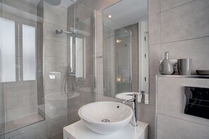 Dusche, Haartrockner, Handtücher, Seife