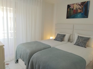 3 chambres, coffres-forts dans les chambres, fer et planche Ă repasser