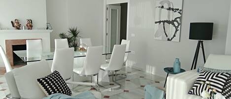 Smart-TV, Kamin, Netflix, Bücher