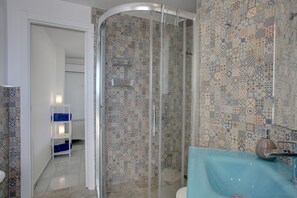 Dusche, Haartrockner, Handtücher, Seife