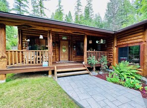 Exterior - Montana Escape Cabin in the woods (Bigfork)