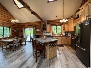Fridge, microwave, oven, stovetop - Montana Escape Cabin in the woods (Bigfork)