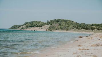 Plage à proximité, chaises longues, serviettes de plage