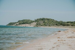 Plage à proximité, chaises longues, serviettes de plage