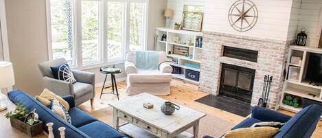 Smart TV, chimenea, reproductor de DVD y futbolito