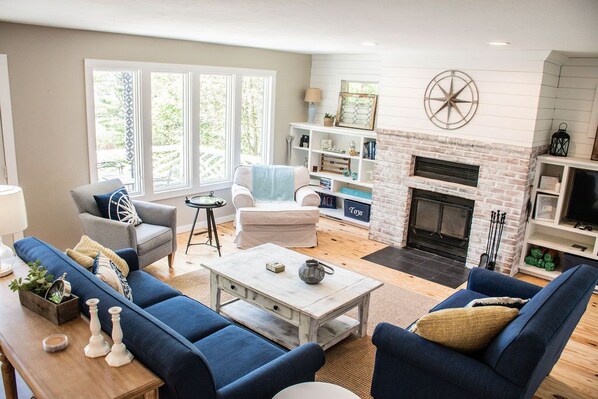 TV connectée, cheminée, lecteur de DVD, baby-foot