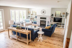 Smart-TV, Kamin, DVD-Player, Tischfußball