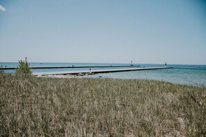 Tæt på stranden, liggestole, badehåndklæder