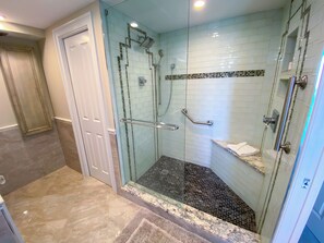 Dusche, Haartrockner, Handtücher