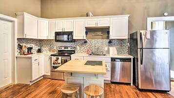 Fridge, microwave, stovetop, dishwasher