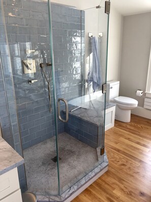 Combined shower/bathtub, hair dryer, towels - 20 Acre Meticulously Renovated and Luxurious Waterfront Estate - One of A Kind! (Rockport)