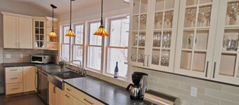 20 Acre Meticulically Renovated et Luxueux Waterfront Estate - Unique en son genre!