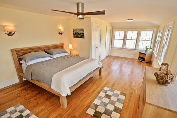 5 bedrooms, iron/ironing board, WiFi, bed sheets