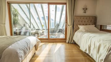 Family Townhome - Foreigner Only, 4 Bedrooms, Balcony, Garden Area(Fabulous Sunlit Heritage Mansion) | 4 bedrooms, premium bedding, in-room safe, free WiFi