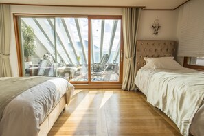 Family Townhome - Foreigner Only, 4 Bedrooms, Balcony, Garden Area(Fabulous Sunlit Heritage Mansion) | 4 bedrooms, premium bedding, in-room safe, free WiFi - BS Tailored Serviced Home Near Gyeongbokgung (Seoul)