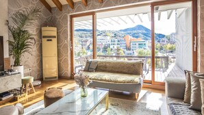 Family Townhome - Foreigner Only, 4 Bedrooms, Balcony, Garden Area(Fabulous Sunlit Heritage Mansion) | Phòng khách