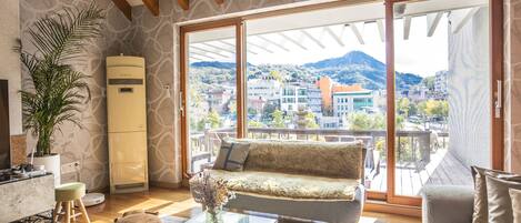 Family Townhome - Foreigner Only, 4 Bedrooms, Balcony, Garden Area(Fabulous Sunlit Heritage Mansion) | Salle de séjour | Télévision à écran plat de 60 pouces avec chaînes par câble, télévision