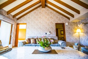 Family Townhome - Foreigner Only, 4 Bedrooms, Balcony, Garden Area(Fabulous Sunlit Heritage Mansion) | Wohnbereich