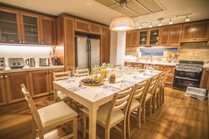 Family Townhome - Foreigner Only, 4 Bedrooms, Balcony, Garden Area(Fabulous Sunlit Heritage Mansion) | In-room dining - BS Tailored Serviced Home Near Gyeongbokgung (Seoul)