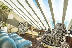 Family Townhome - Foreigner Only, 4 Bedrooms, Balcony, Garden Area(Fabulous Sunlit Heritage Mansion) | 4 間睡房、高級寢具、房內夾萬、免費 Wi-Fi