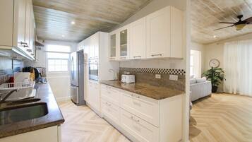 雪櫃、微波爐、焗爐、爐具