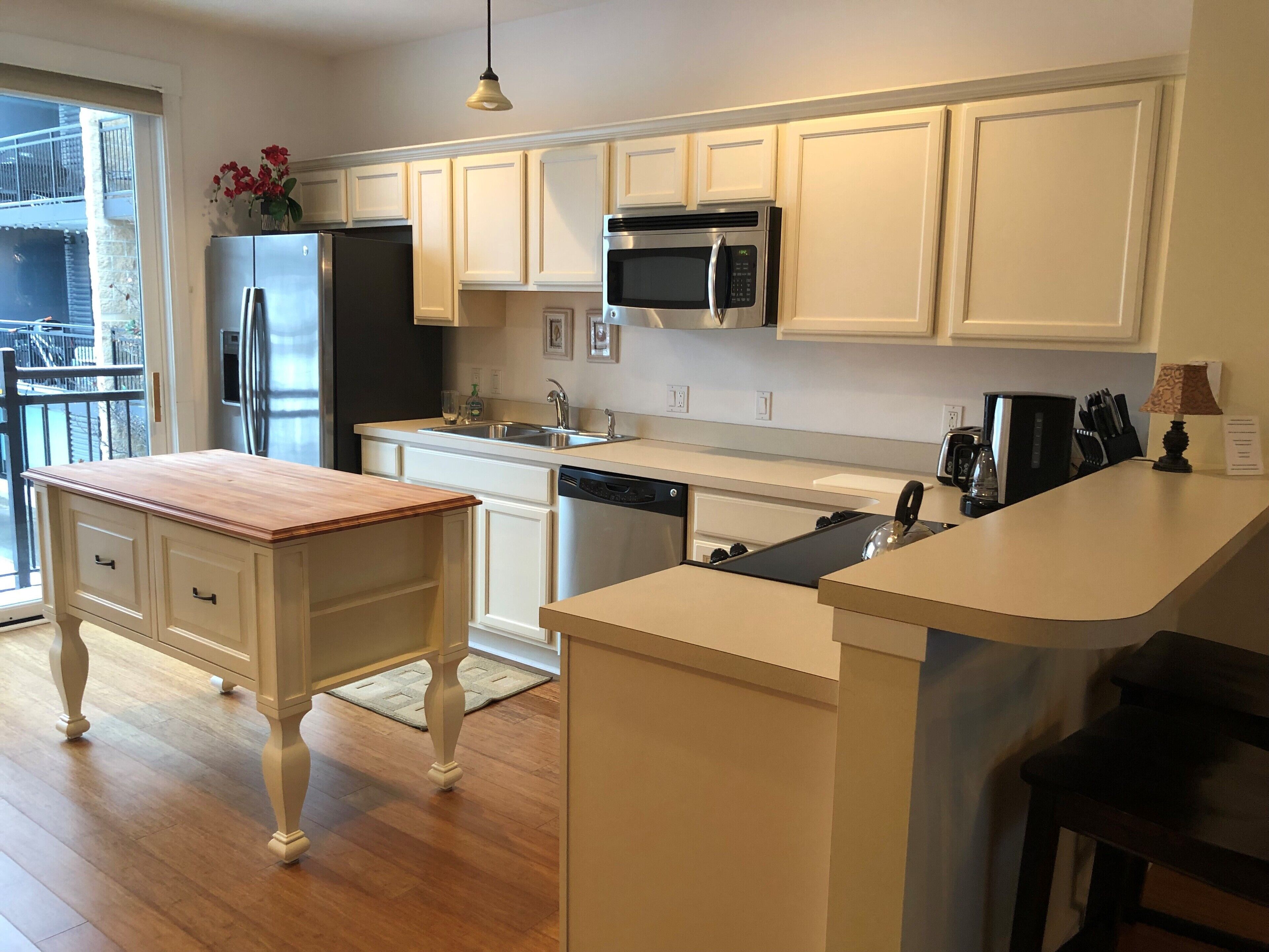 Upscale Condo Downtown 