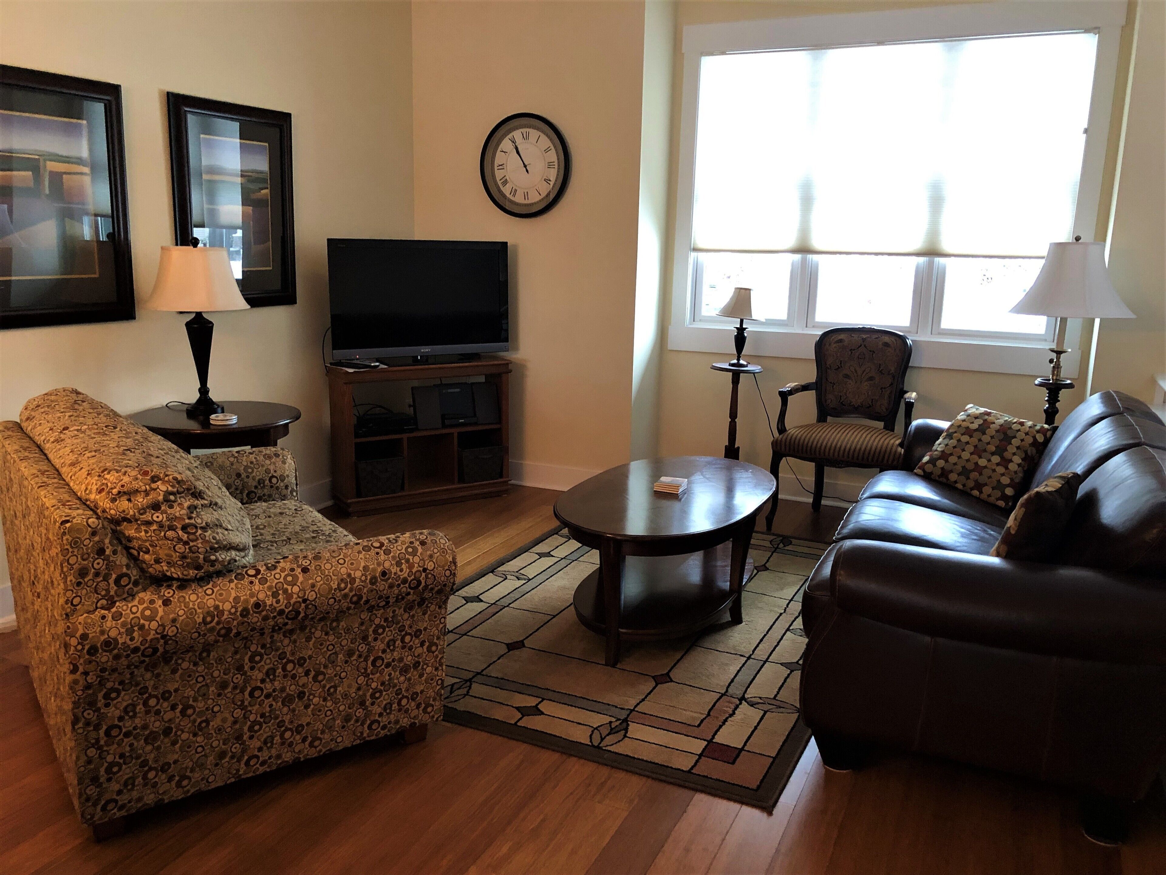 Upscale Condo Downtown 