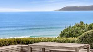 Outdoor dining - The Cliff's Edge - On the Edge at Fairhaven & Very Big Views & WIFI (Fairhaven)