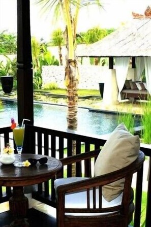 Outdoor dining - 3 Bedroom Balinese Beachfront Private Pool Villa in Canggu (Canggu)