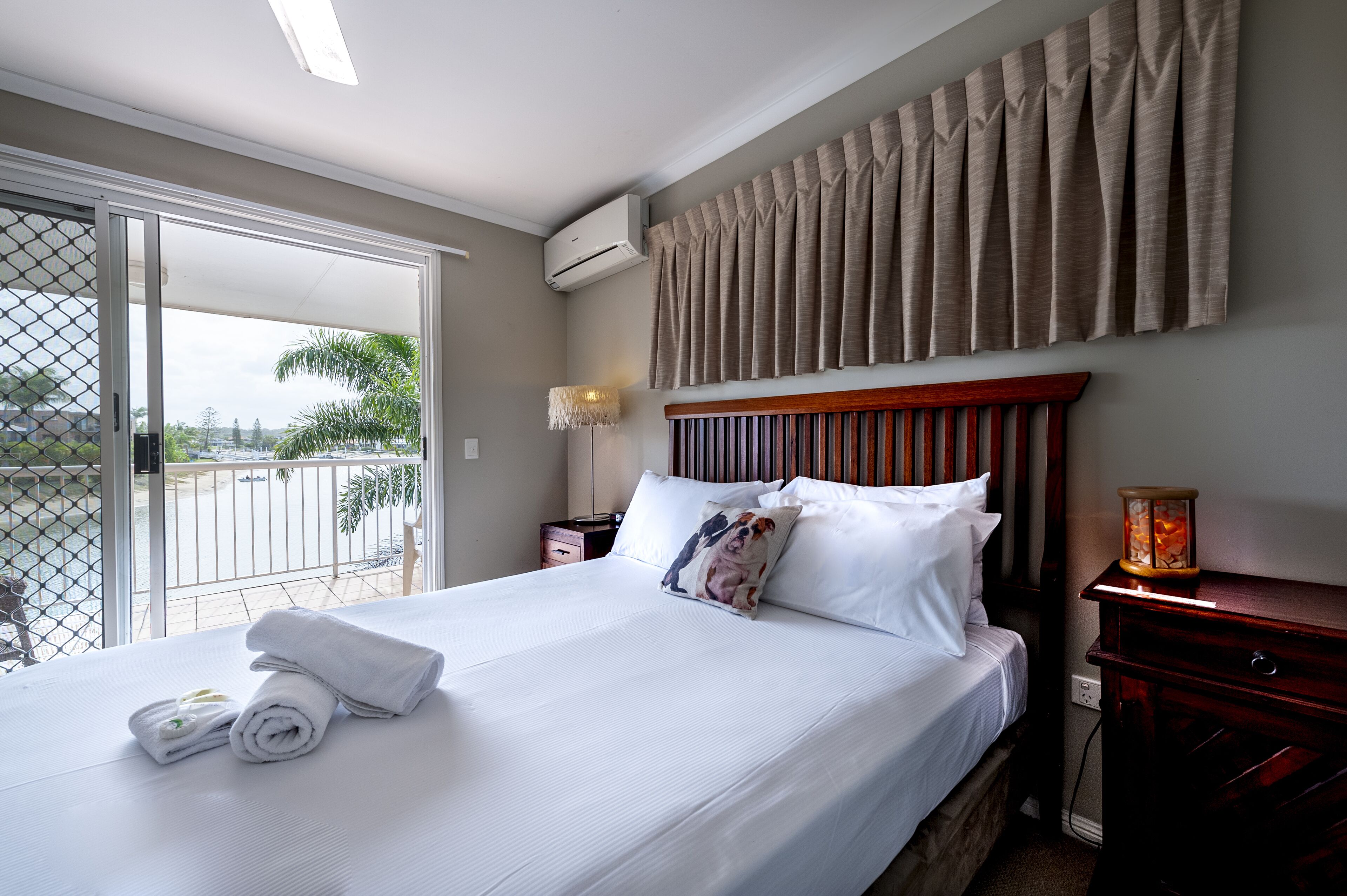 Waterfront Villa 1 - Pet Friendly Courtyard - Waterfront — image 23