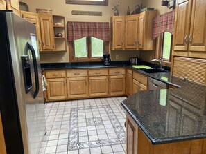 Kylskåp, mikrovågsugn, ugn och spishäll