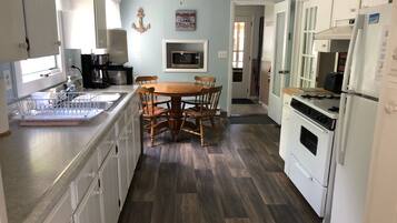Coffee/tea maker, fridge, microwave, oven