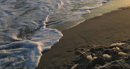 Sininen mökki, sijaitsee unisassa kaupunginosassa vain lyhyen kävelymatkan päässä rannalta.