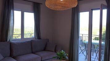 Smart TV, fireplace, DVD player