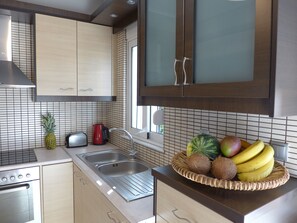 Kühlschrank, Mikrowelle, Ofen, Herdplatte