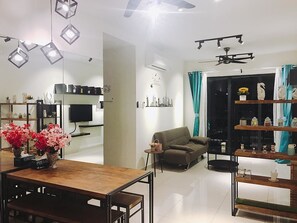 تلفزيون ذكي بحجم 50-بوصة يعرض قنوات تلفزيونية باشتراك مدفوع، تلفزيون