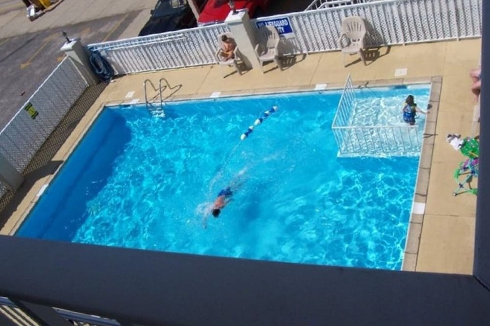 Beach Holiday Condo ~ 1 BR / 2 Full Baths ~ Full Kitchen With Dishwasher