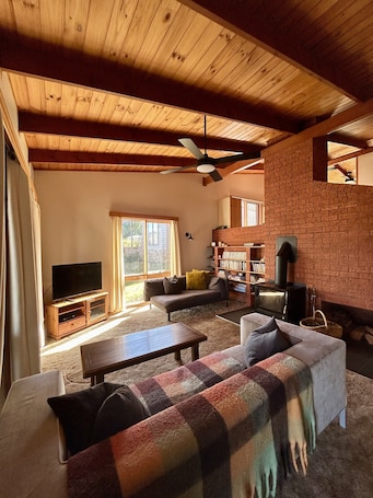 Smart TV, fireplace, DVD player, books. Cosy mountain lake ski retreat, relaxation Scandinavian style
