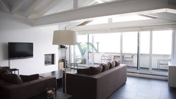 Fernseher, DVD-Player, BĂŒcher