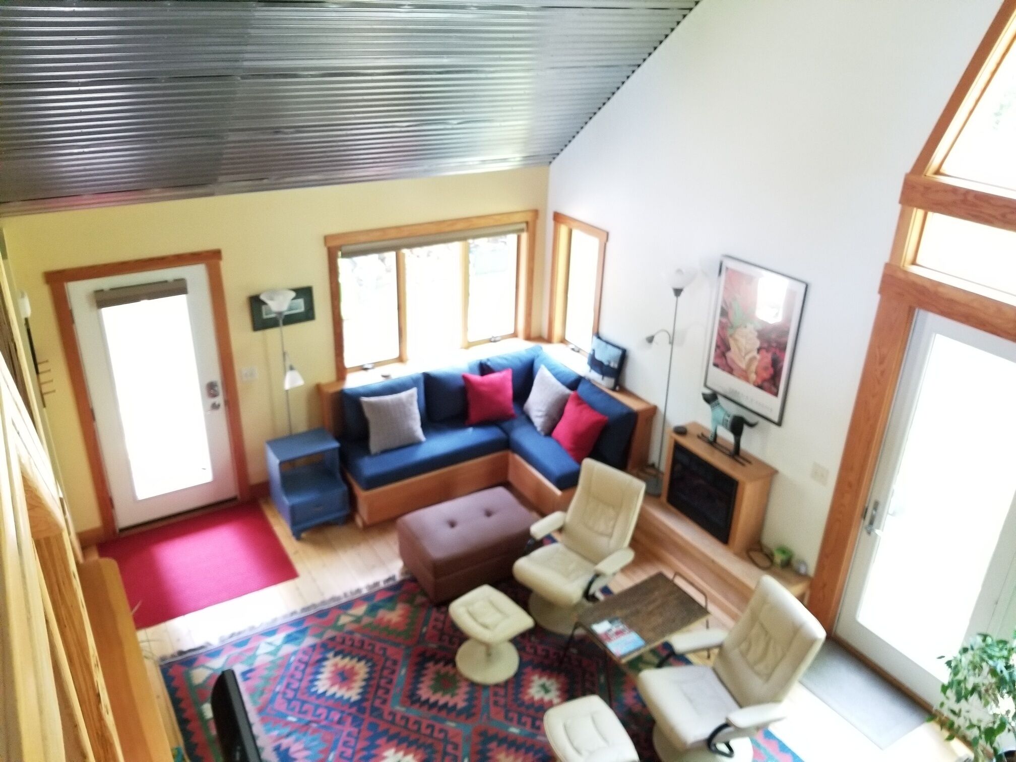 TV connectée, cheminée, baby-foot, livres