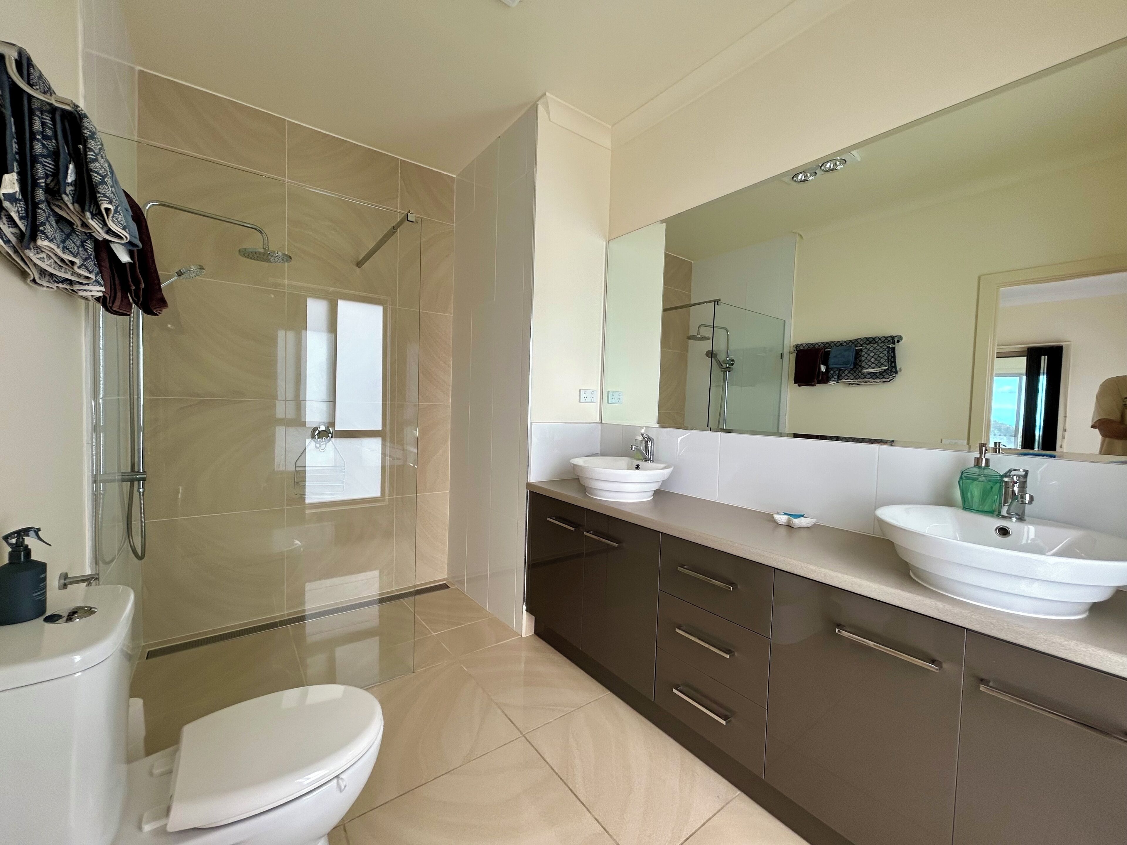 Bañera, secador de pelo, toallas, papel higiénico